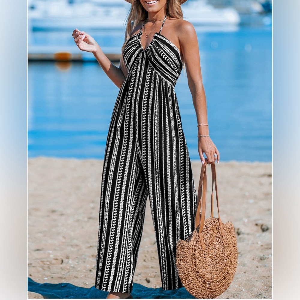 Cupshe Monochrome Halter Jumpsuit‎ - Picture 3 of 6